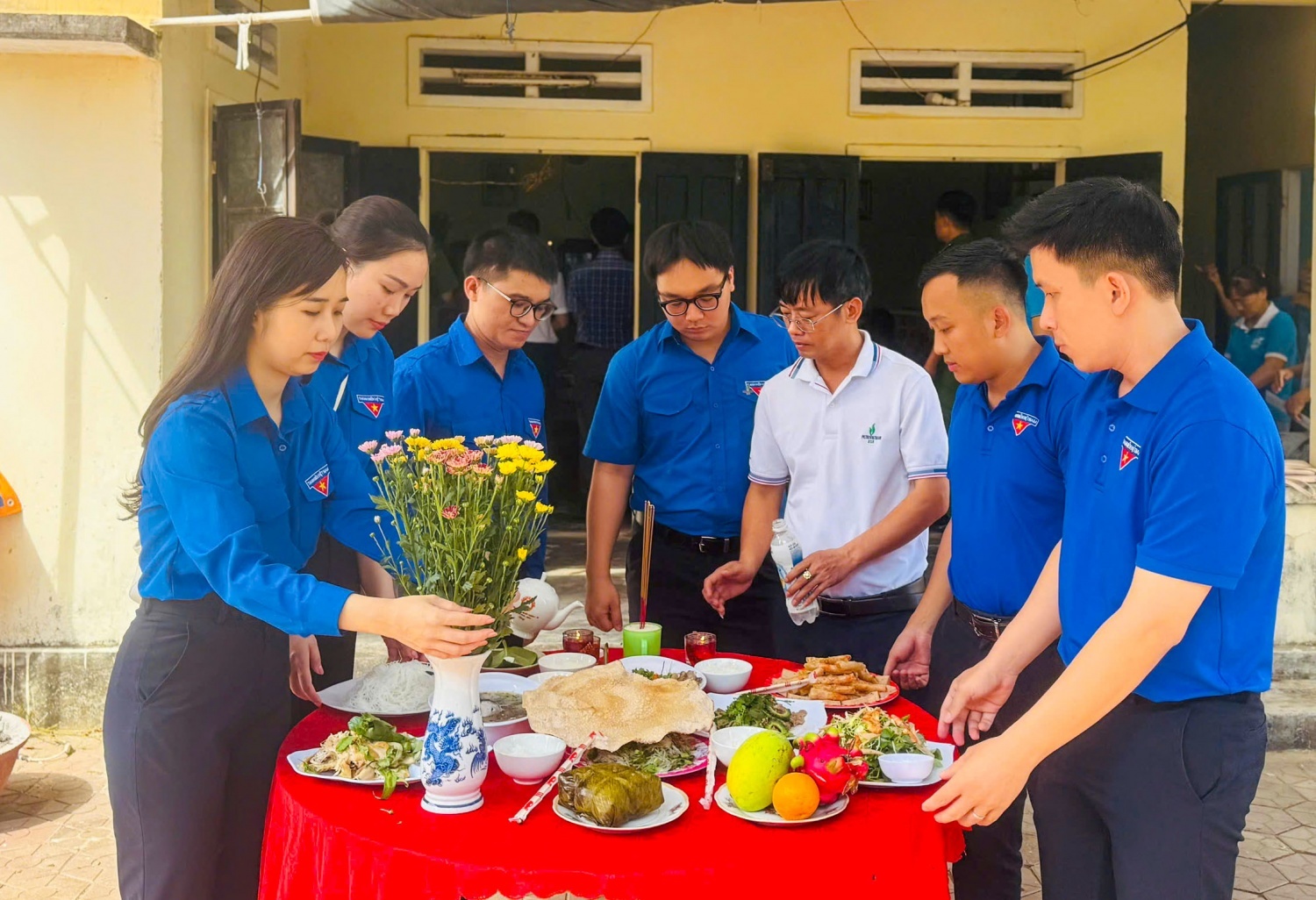 Đoàn viên thanh niên BSR đã có mặt để chuẩn bị mâm cơm tri ân dâng lên các anh hùng liệt sĩ. Đoàn viên thanh niên BSR đã có mặt để chuẩn bị mâm cơm tri ân dâng lên các anh hùng liệt sĩ.
