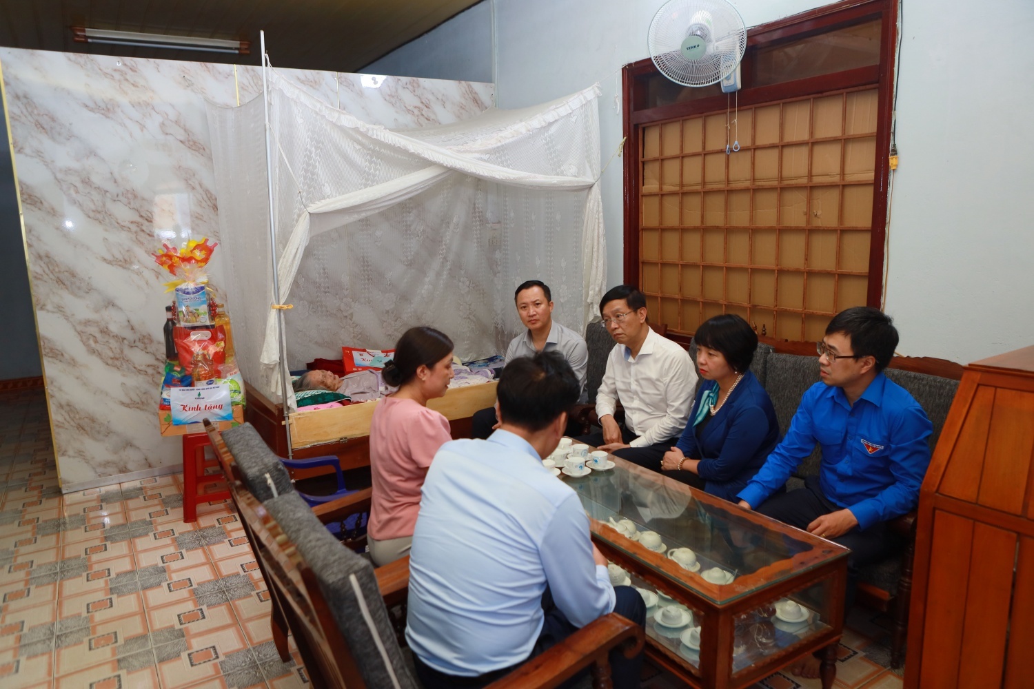 Đồng chí Trần Quang Dũng - Phó Bí thư Thường trực Đảng ủy Petrovietnam và đồng chí Phạm Minh Nghĩa - Phó Tổng Giám đốc BSR thăm hỏi, tặng quà tri ân Mẹ Việt Nam Anh hùng Đặng Thị Thu. Đồng chí Trần Quang Dũng - Phó Bí thư Thường trực Đảng ủy Petrovietnam và đồng chí Phạm Minh Nghĩa - Phó Tổng Giám đốc BSR thăm hỏi, tặng quà tri ân Mẹ Việt Nam Anh hùng Đặng Thị Thu.