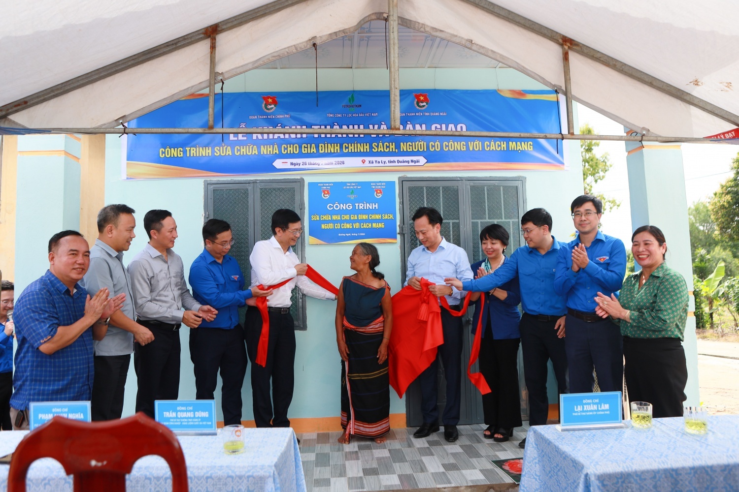 Đoàn công tác thực hiện nghi thức khánh thành công trình sửa chữa nhà cho gia đình bà Y Dih - gia đình có công với cách mạng. Đoàn công tác thực hiện nghi thức khánh thành công trình sửa chữa nhà cho gia đình bà Y Dih - gia đình có công với cách mạng.