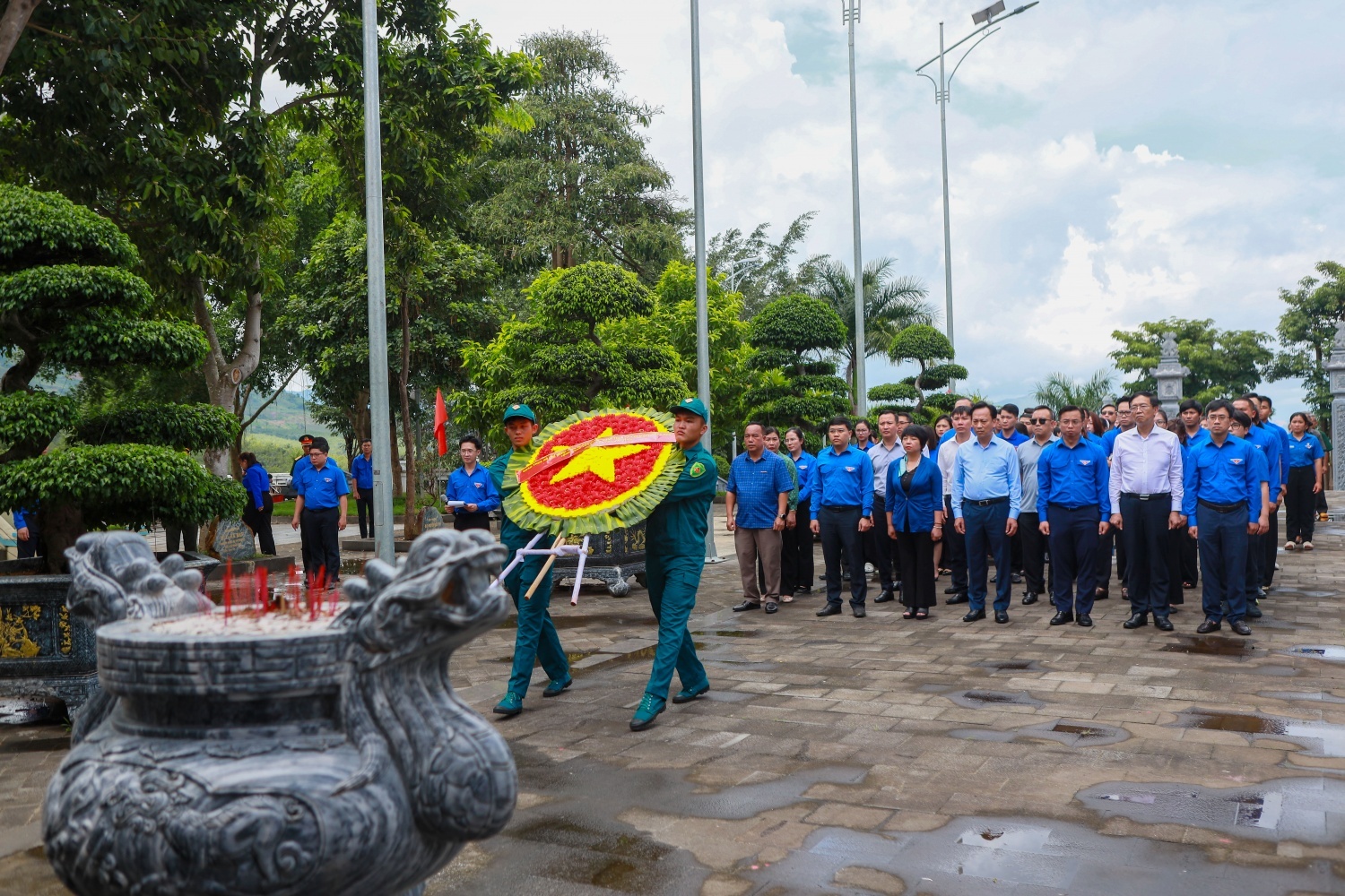 Đoàn công tác dâng hương tại Khu di tích lịch sử Chư Tan Kra. Đoàn công tác dâng hương tại Khu di tích lịch sử Chư Tan Kra.