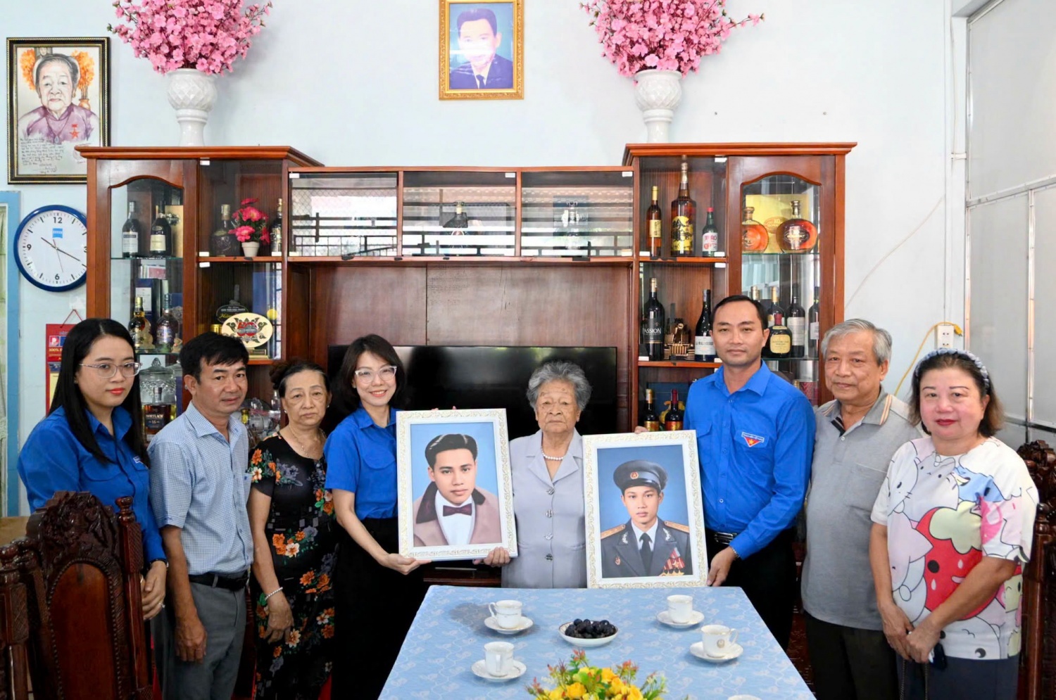 Phó Chủ tịch Uỷ ban MTTQ Việt Nam tỉnh Cà Mau, Bí thư Tỉnh đoàn Phạm Tuấn Tài (thứ ba từ phải sang) và Phó Bí thư Đoàn Thanh niên Tổng Công ty Khí Việt Nam, Bí thư Đoàn cơ sở Chi nhánh Khí Tây Nam Bộ Nguyễn Mỹ Thanh (thứ tư từ trái sang) trao ảnh phục dựng chân dung chồng và con liệt sĩ của Mẹ Việt Nam anh hùng Nguyễn Kim Mai