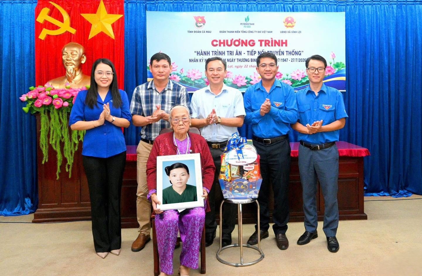 Đại diện Ban Thường vụ Tỉnh đoàn Cà Mau và Đoàn cơ sở Chi nhánh Khí Tây Nam Bộ trao tặng trao tặng quà cùng di ảnh liệt sĩ được phục dựng tại Chương trình “Hành trình tri ân – Tiếp nối truyền thống”