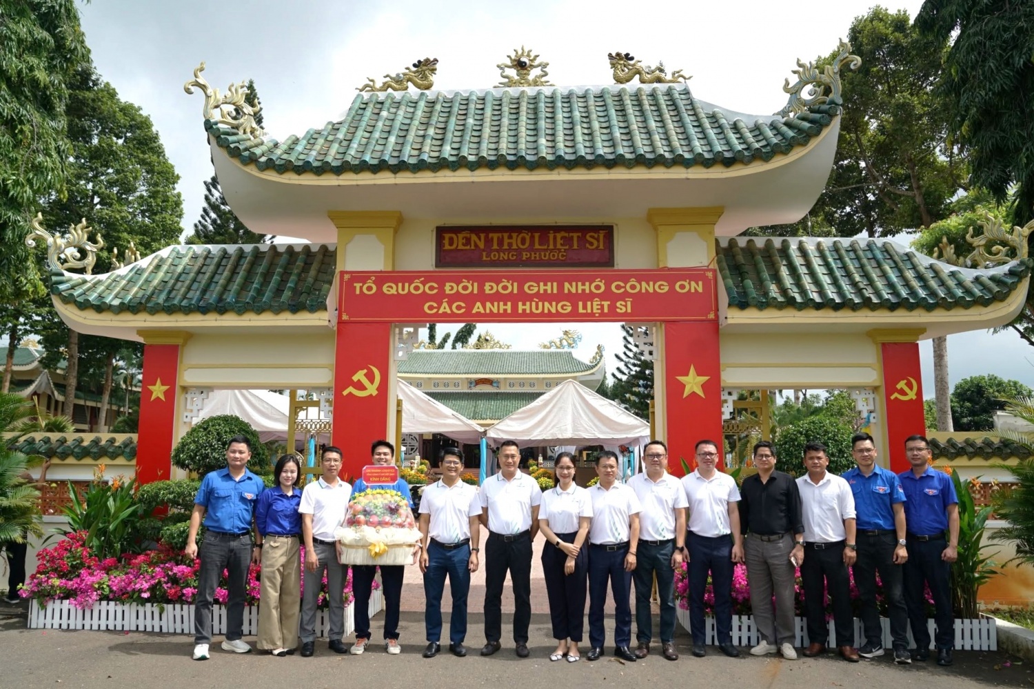 Ban Giám đốc, đại diện Công đoàn, Đoàn Thanh niên Chi nhánh Logistics dâng hương, dâng hoa tại Đền thờ Liệt sĩ thuộc Khu di tích lịch sử Địa đạo Long Phước