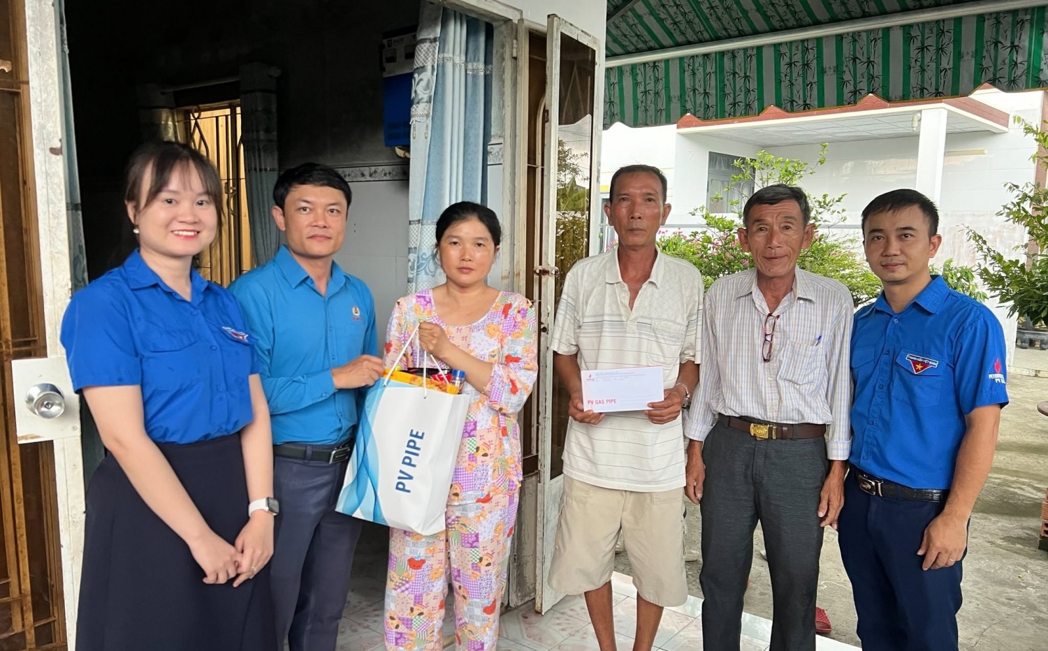 Đại diện Công đoàn, Đoàn thanh niên PV GAS PIPE đã tổ chức thăm hỏi, tặng quà các gia đình chính sách, người có công với cách mạng