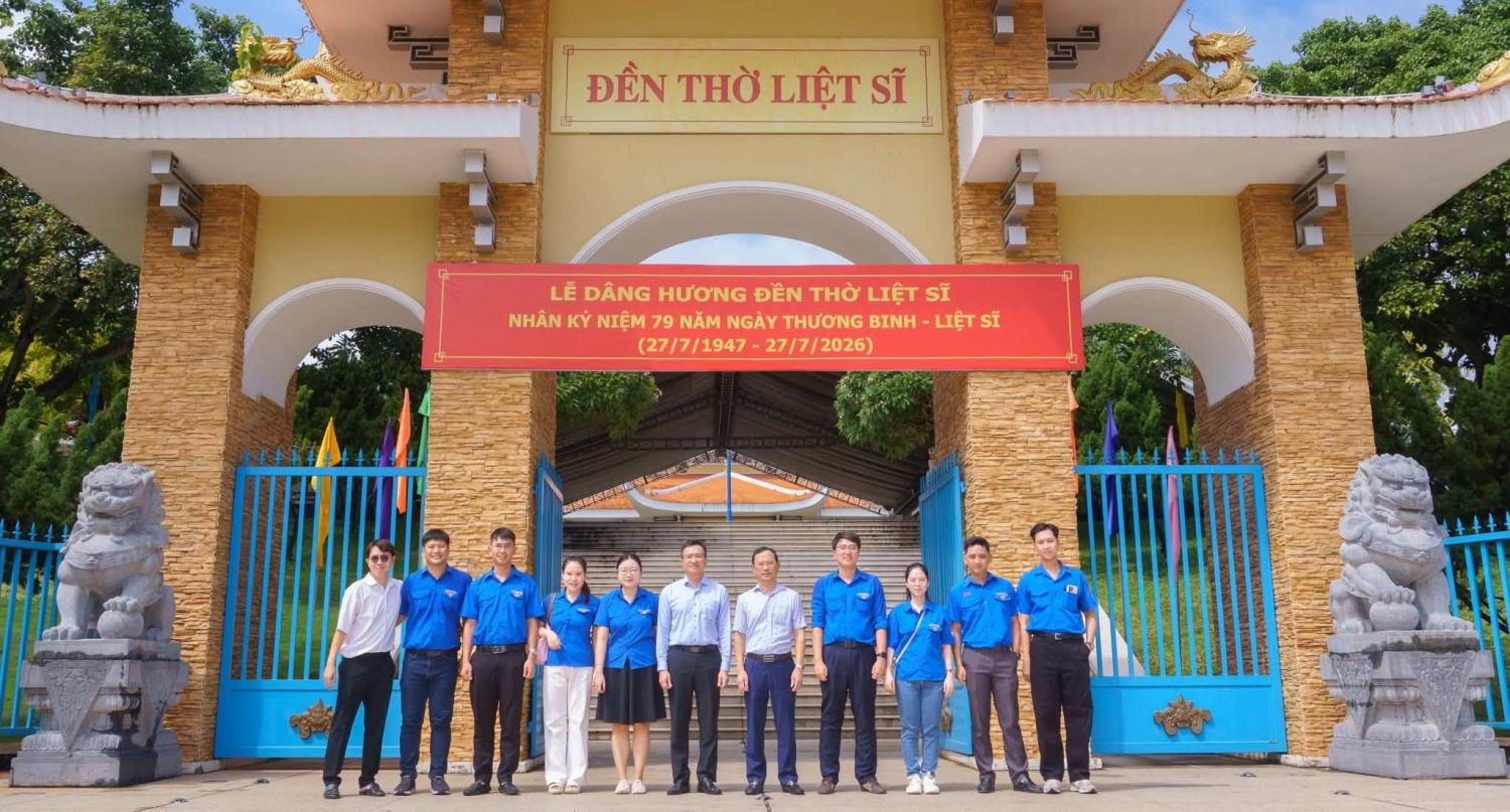 Đại diện Ban Giám đốc, Công đoàn, Đoàn thanh niên DVK tổ chức chương trình dâng hương tưởng niệm tại Đền thờ Liệt sĩ Vũng Tàu