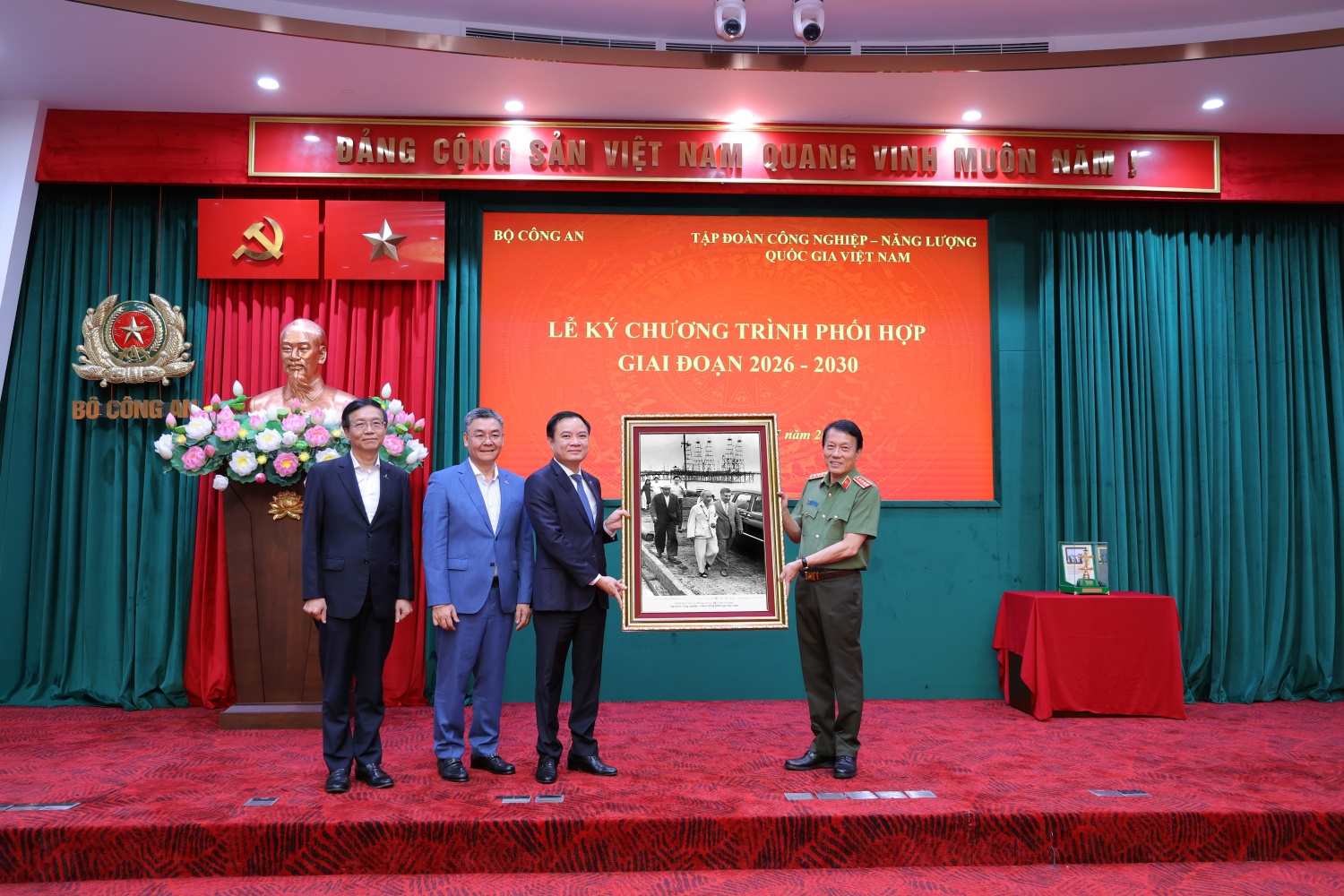 Bộ Công an và Petrovietnam phối hợp bảo đảm an ninh, an toàn, phát triển công nghiệp - năng lượng Bộ Công an và Petrovietnam phối hợp bảo đảm an ninh, an toàn, phát triển công nghiệp - năng lượng