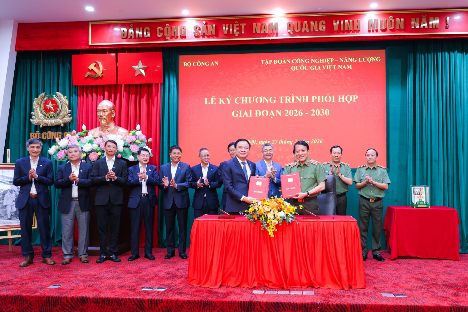 Bộ Công an và Petrovietnam tăng cường phối hợp bảo đảm an ninh, an toàn cho phát triển công nghiệp năng lượng Bộ Công an và Petrovietnam phối hợp bảo đảm an ninh, an toàn, phát triển công nghiệp - năng lượng