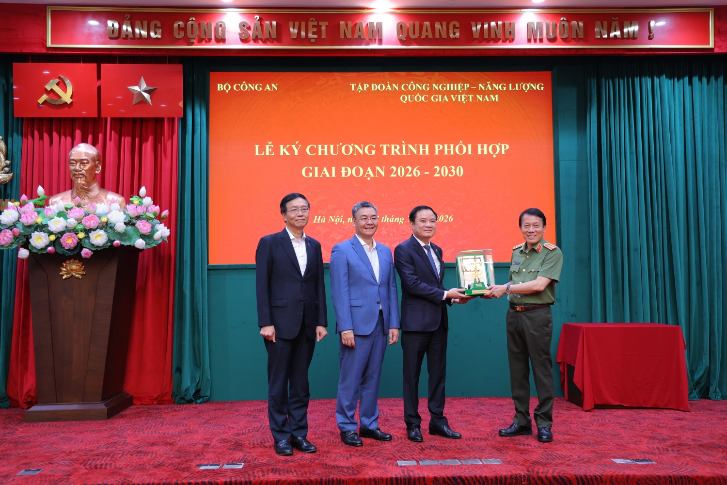 Bộ Công an và Petrovietnam phối hợp bảo đảm an ninh, an toàn, phát triển công nghiệp - năng lượng Bộ Công an và Petrovietnam phối hợp bảo đảm an ninh, an toàn, phát triển công nghiệp - năng lượng
