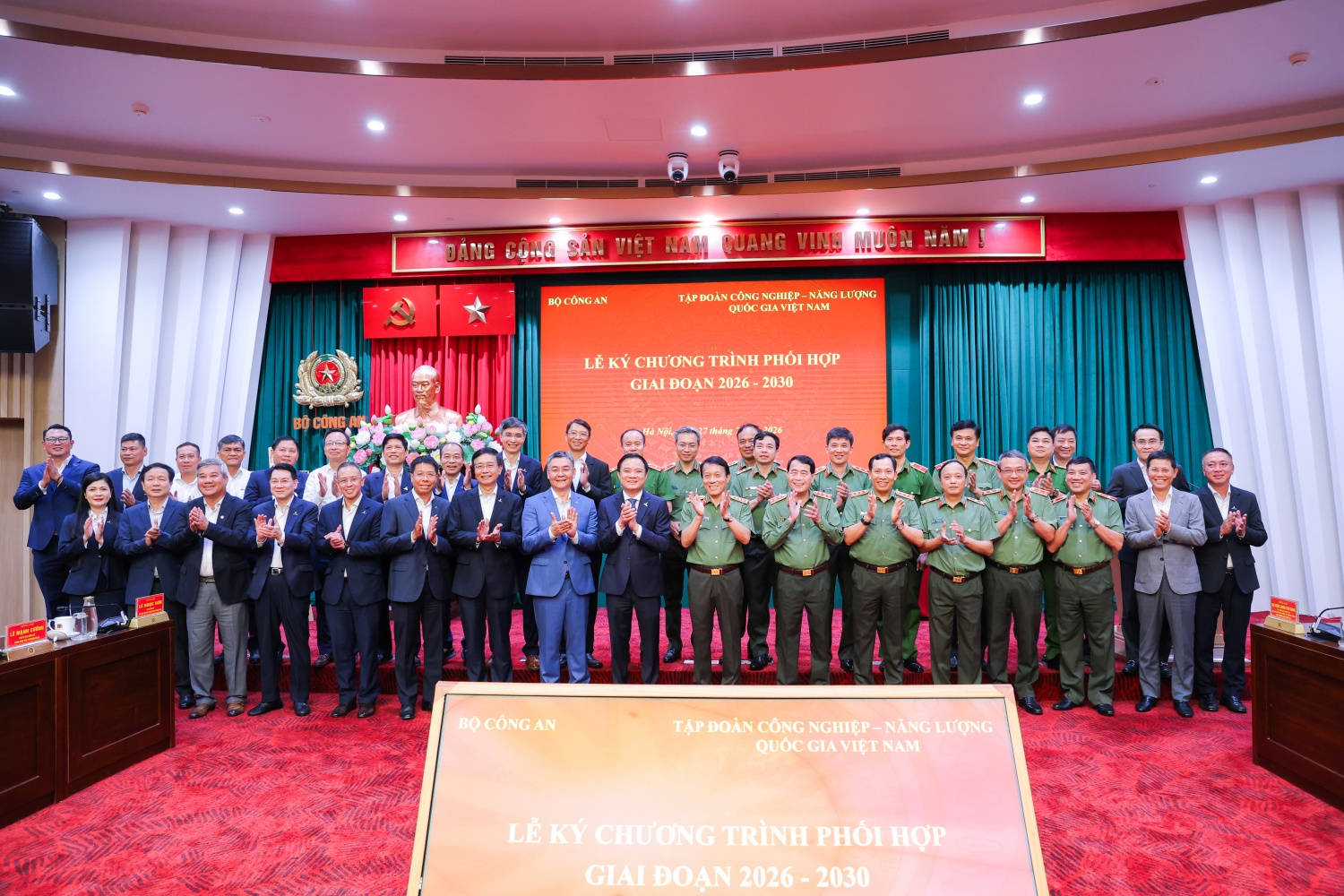 Bộ Công an và Petrovietnam phối hợp bảo đảm an ninh, an toàn, phát triển công nghiệp - năng lượng Bộ Công an và Petrovietnam phối hợp bảo đảm an ninh, an toàn, phát triển công nghiệp - năng lượng