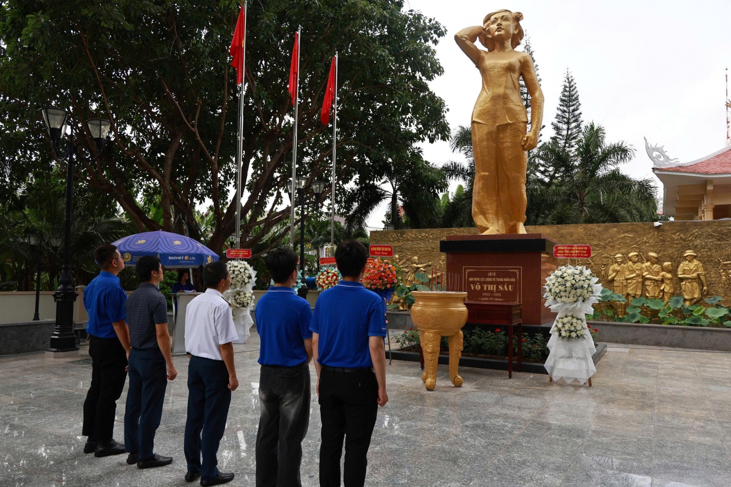 Đoàn dâng hương tại tượng đài Anh hùng Võ Thị Sáu Đoàn dâng hương tại tượng đài Anh hùng Võ Thị Sáu