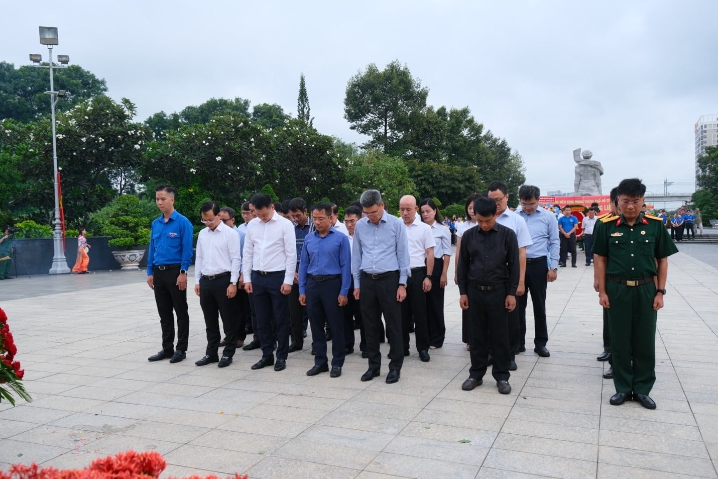 Đoàn đại biểu PVOIL dành phút mặc niệm, tưởng nhớ các Anh hùng liệt sĩ đã anh dũng hy sinh vì độc lập, tự do của Tổ quốc. Đoàn đại biểu PVOIL dành phút mặc niệm, tưởng nhớ các Anh hùng liệt sĩ đã anh dũng hy sinh vì độc lập, tự do của Tổ quốc.