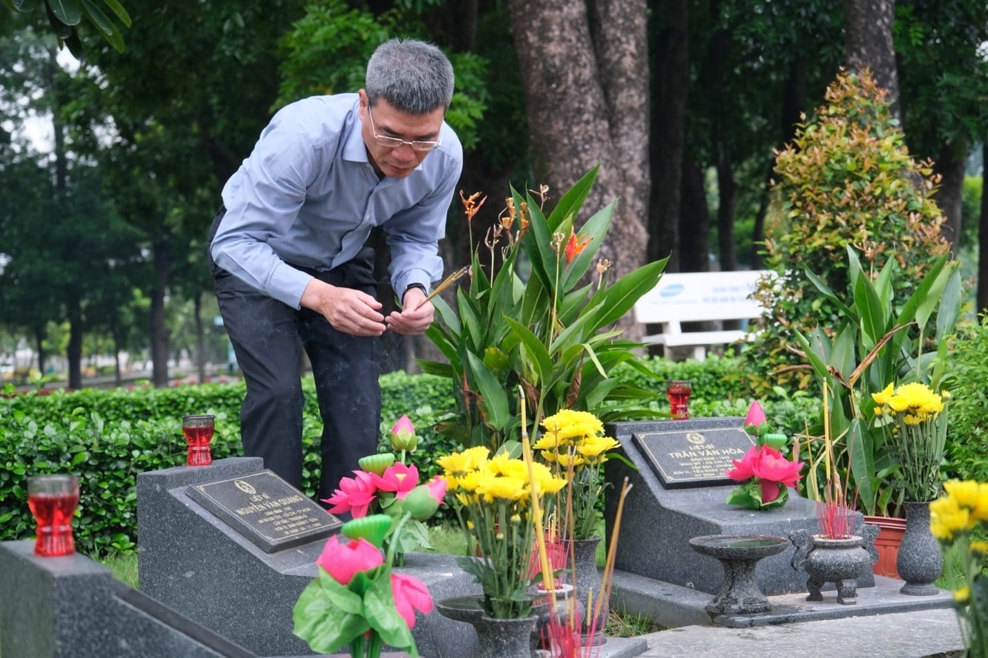 Đồng chí Dương Mạnh Sơn Chủ tịch HĐQT PVOIL dâng hương tưởng niệm các Anh hùng liệt sĩ Đồng chí Dương Mạnh Sơn Chủ tịch HĐQT PVOIL dâng hương tưởng niệm các Anh hùng liệt sĩ