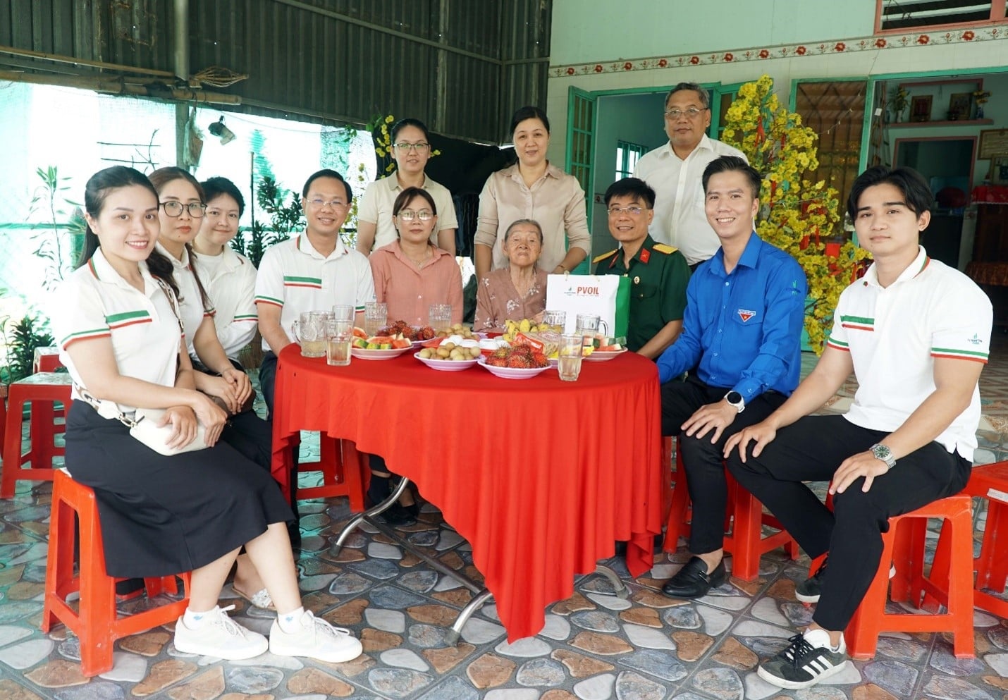 Đoàn công tác PVOIL thăm hỏi, tặng quà Mẹ Việt Nam Anh hùng Lâm Thị Nốp nhân kỷ niệm 79 năm Ngày Thương binh – Liệt sĩ. Đoàn công tác PVOIL thăm hỏi, tặng quà Mẹ Việt Nam Anh hùng Lâm Thị Nốp nhân kỷ niệm 79 năm Ngày Thương binh – Liệt sĩ.
