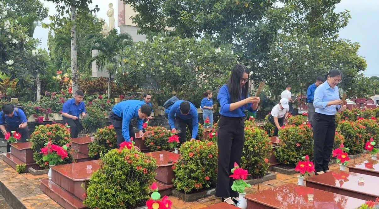Đoàn Petromekong dâng hương tại Nghĩa trang liệt sĩ. Đoàn Petromekong dâng hương tại Nghĩa trang liệt sĩ.