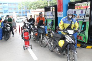 Giá xăng dầu tiếp tục tăng, E10 vượt mức 22.800 đồng/lít