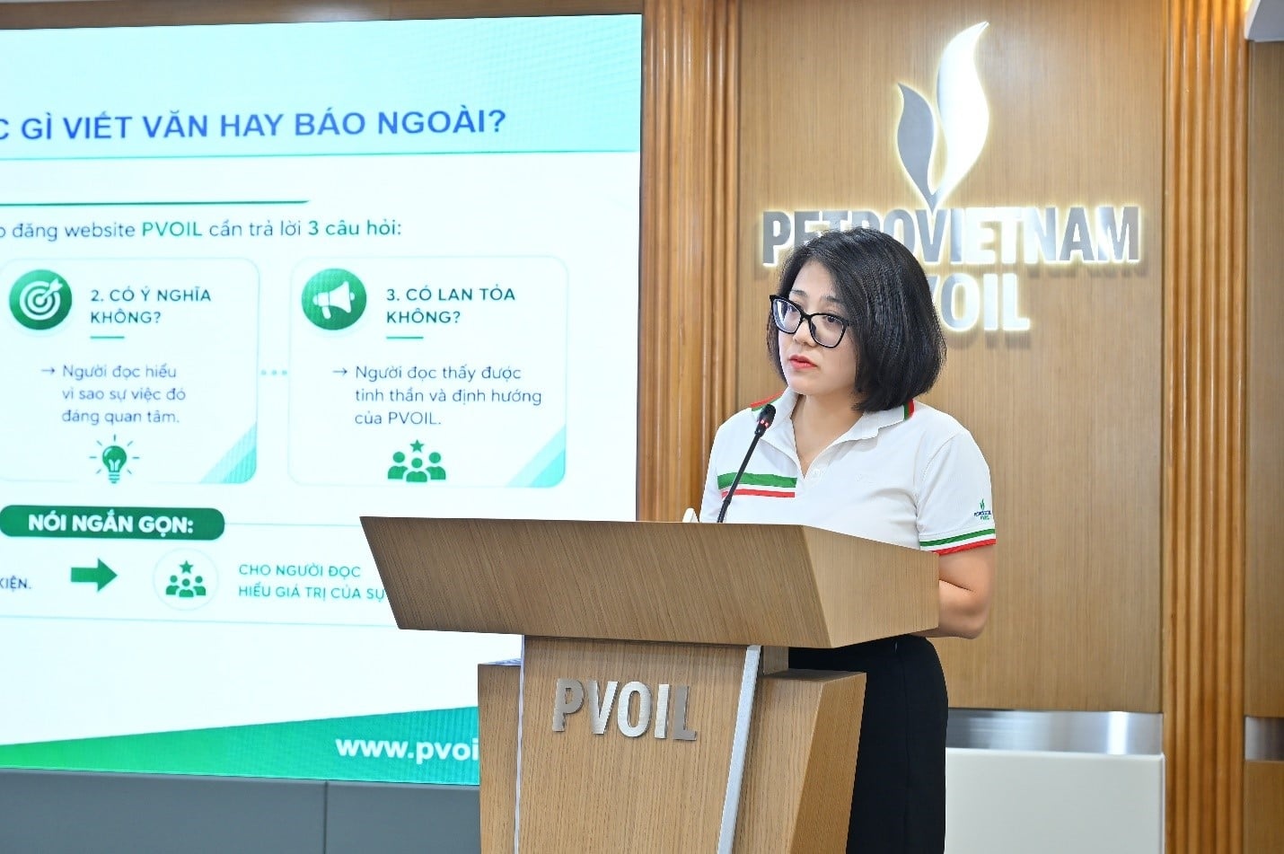 Bà Trần Thị Thúy Hằng - Phòng Truyền thông (Văn phòng TCT) trình bày về cấu trúc tin/ bài Bà Trần Thị Thúy Hằng - Phòng Truyền thông (Văn phòng TCT) trình bày về cấu trúc tin/ bài