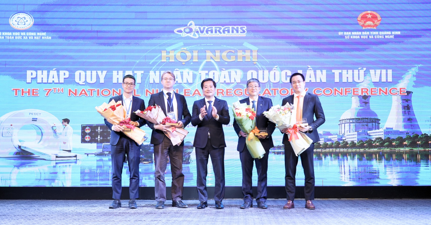 Petrovietnam nhận biểu trưng kỷ niệm của Cục An toàn bức xạ và hạt nhân tại hội nghị