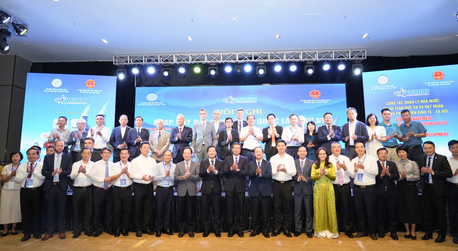 Các đại biểu chụp ảnh lưu niệm tại hội nghị