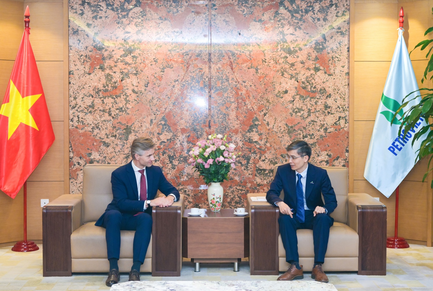  Phó Tổng Giám đốc Petrovietnam Vũ Đào Minh trao đổi với Bộ Trưởng Bộ Ngoại giao Cộng hòa Lithuania Kęstutis Budrys.