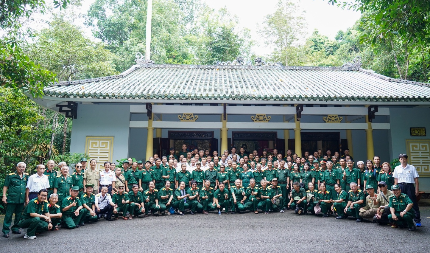 Câu lạc bộ hưu trí PETROVIETNAM phía Nam về nguồn, ôn lại truyền thống, thắt chặt tình đồng chí