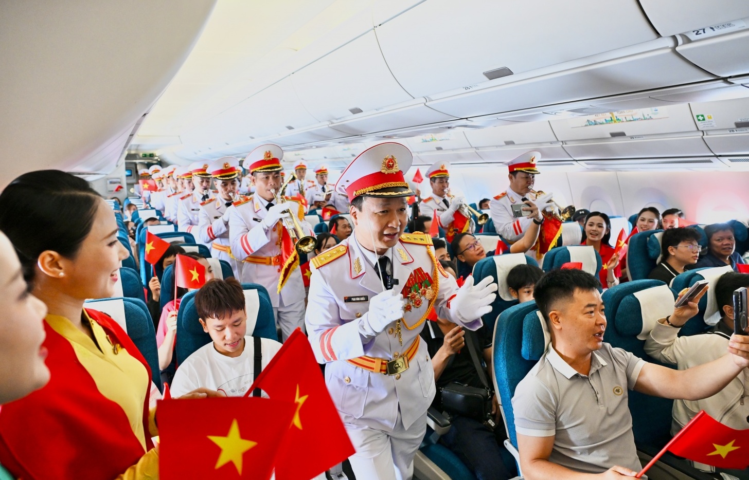 Dàn quân nhạc lần đầu biểu diễn ở độ cao 10.000 mét mừng Quốc khánh