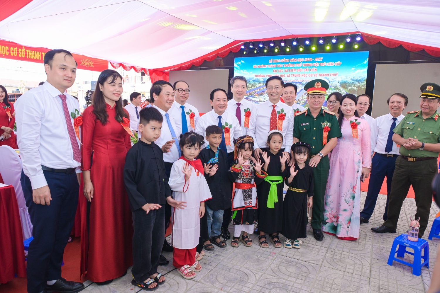 PETROVIETNAM “Thắp sáng niềm tin, nâng bước em đến trường”