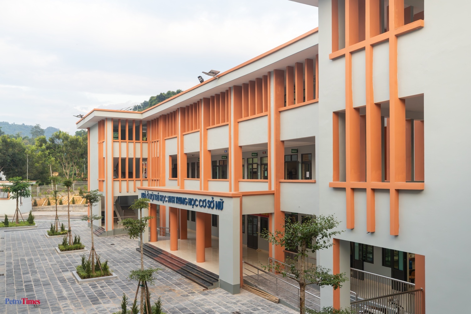 PETROVIETNAM “Thắp sáng niềm tin, nâng bước em đến trường”