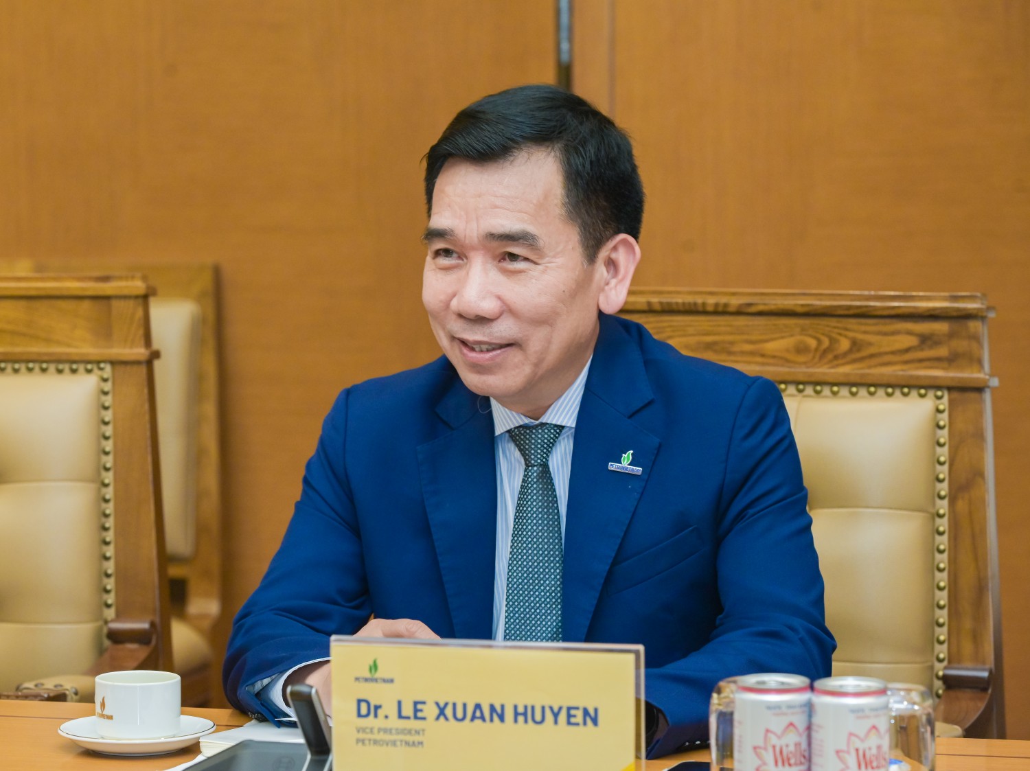 Phó Tổng Giám đốc PETROVIETNAM Lê Xuân Huyên trao đổi tại buổi làm việc