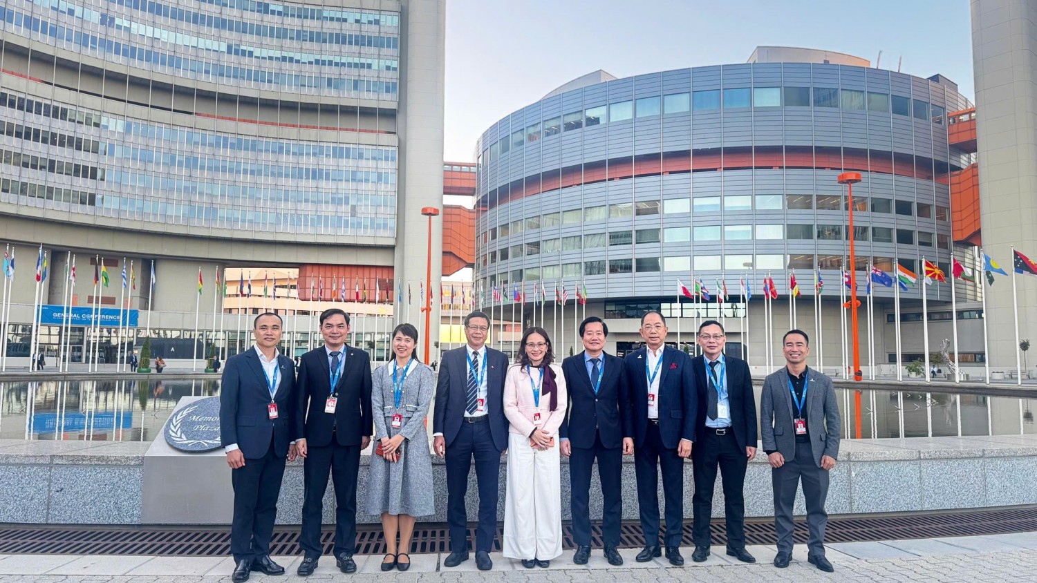 Đoàn đại biểu Việt Nam chụp ảnh lưu niệm tại trụ sở IAEA.