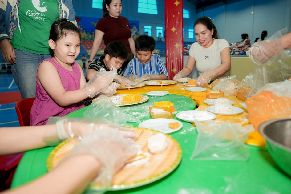 “Vầng trăng cổ tích”: Mang Trung thu ấm áp đến với con em người lao động BSPPT