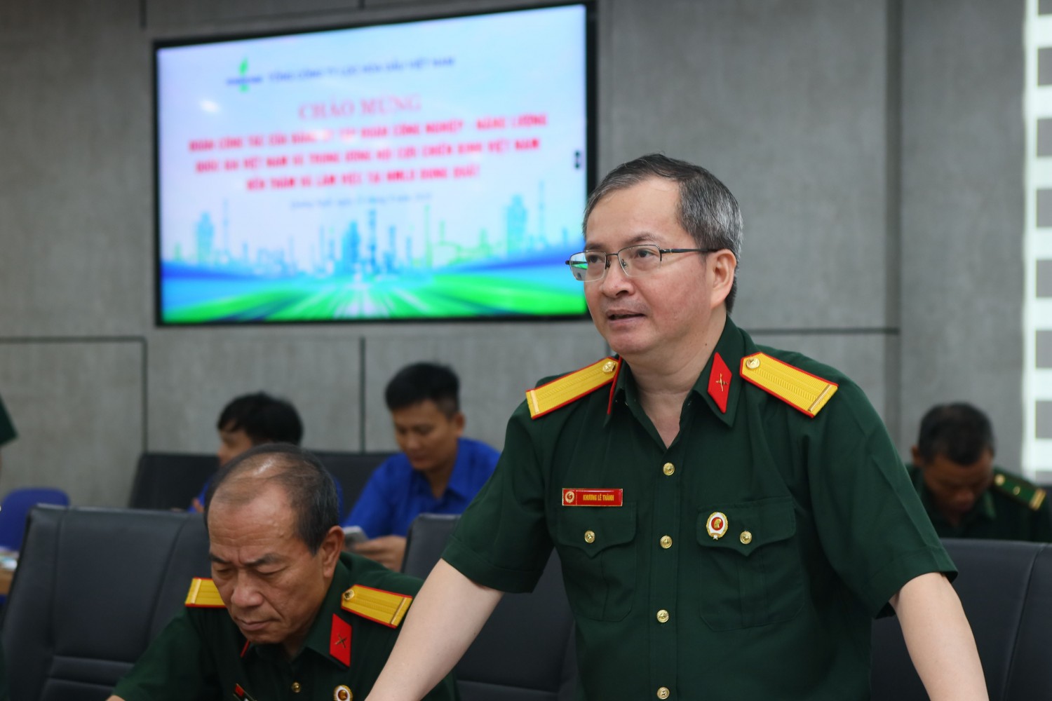 Đồng chí Khương Lê Thành – Phó Bí thư Thường trực Đảng uỷ, Thành viên HĐQT, Chủ tịch Hội CCB BSR báo cáo về tình hình sản xuất kinh doanh của đơn vị. Đồng thời, nhấn mạnh về việc Tổng công ty đang tiếp tục tập trung vào các nhiệm vụ trọng tâm, trong đó ch