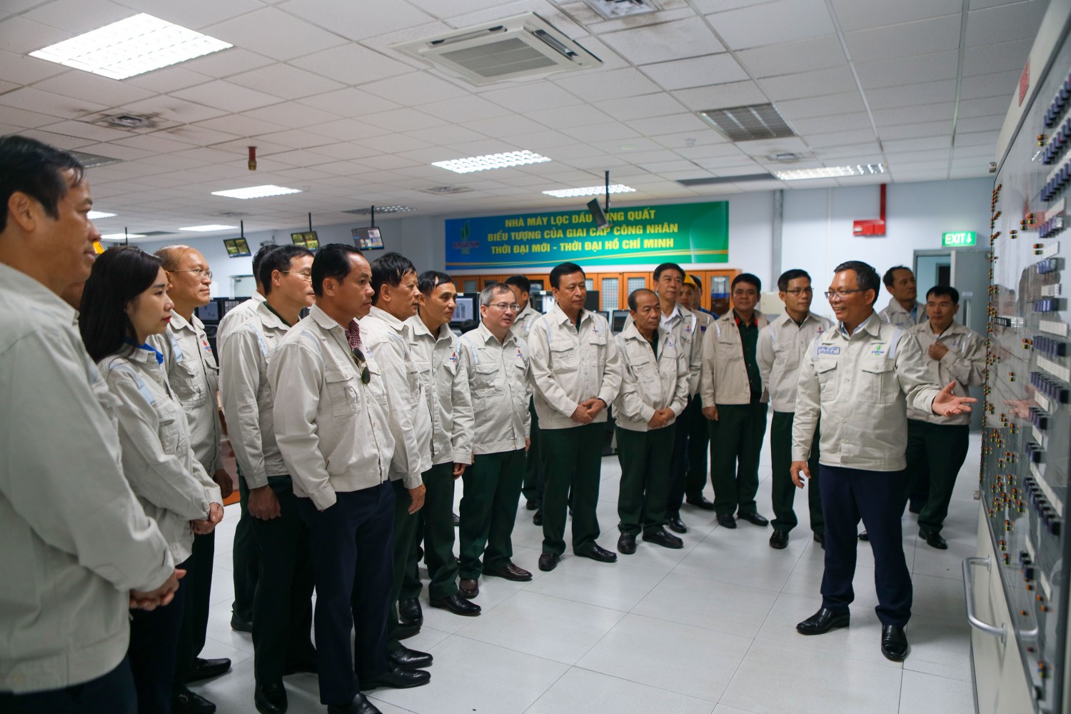 Ông Cao Tuấn Sĩ – Giám đốc NMLD Dung Quất chia sẻ về quy mô, cấu tạo và tình hình sản xuất các sản phẩm tại NMLD Dung Quất.