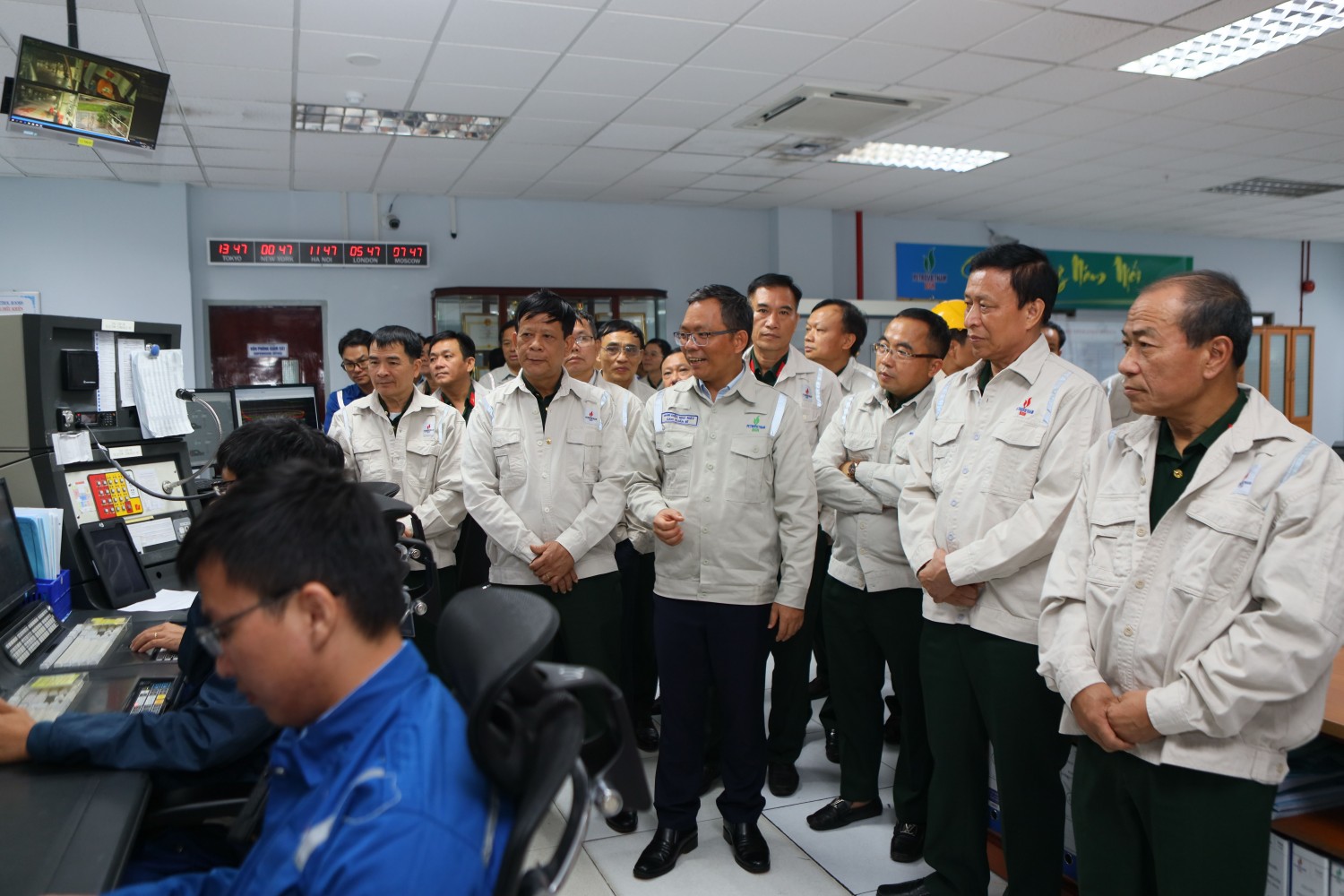 Đoàn công tác tham quan, tìm hiểu về tình hình hoạt động của NMLD Dung Quất. Đồng thời, thăm hỏi và động viên các CBCNV BSR đang trực vận hành tại Phòng Điều khiển Trung tâm NMLD Dung Quất.
