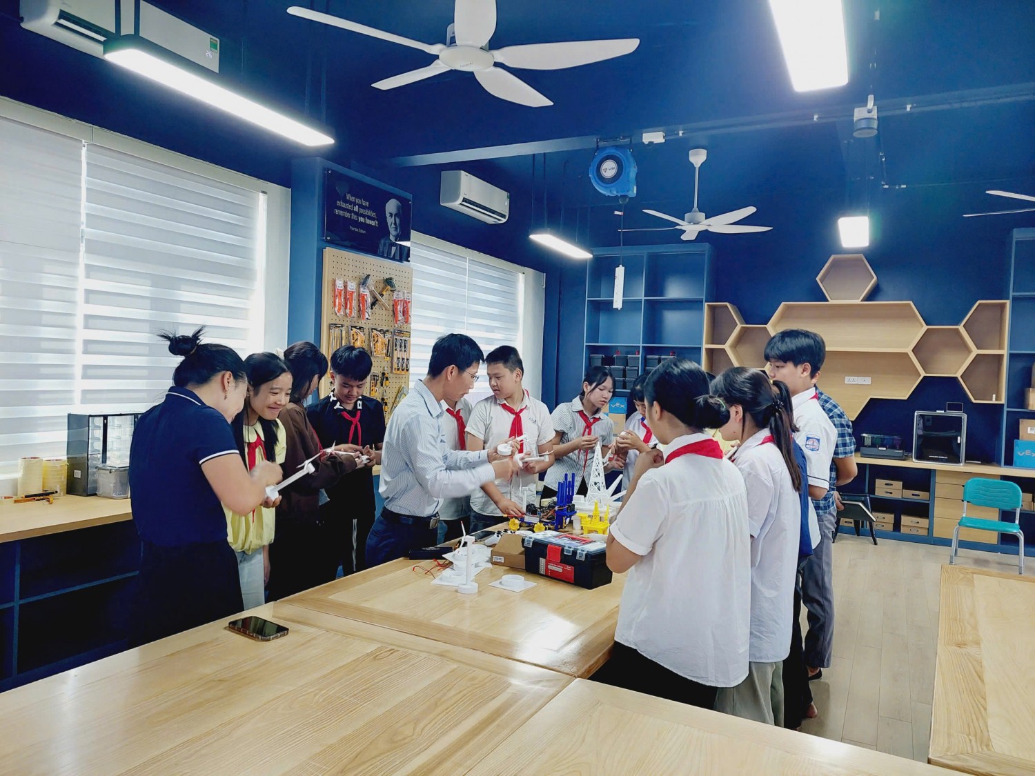 Khơi dậy ước mơ sáng tạo cho học sinh vùng biên từ phòng STEM tại Trường PETROVIETNAM - Phong Thổ