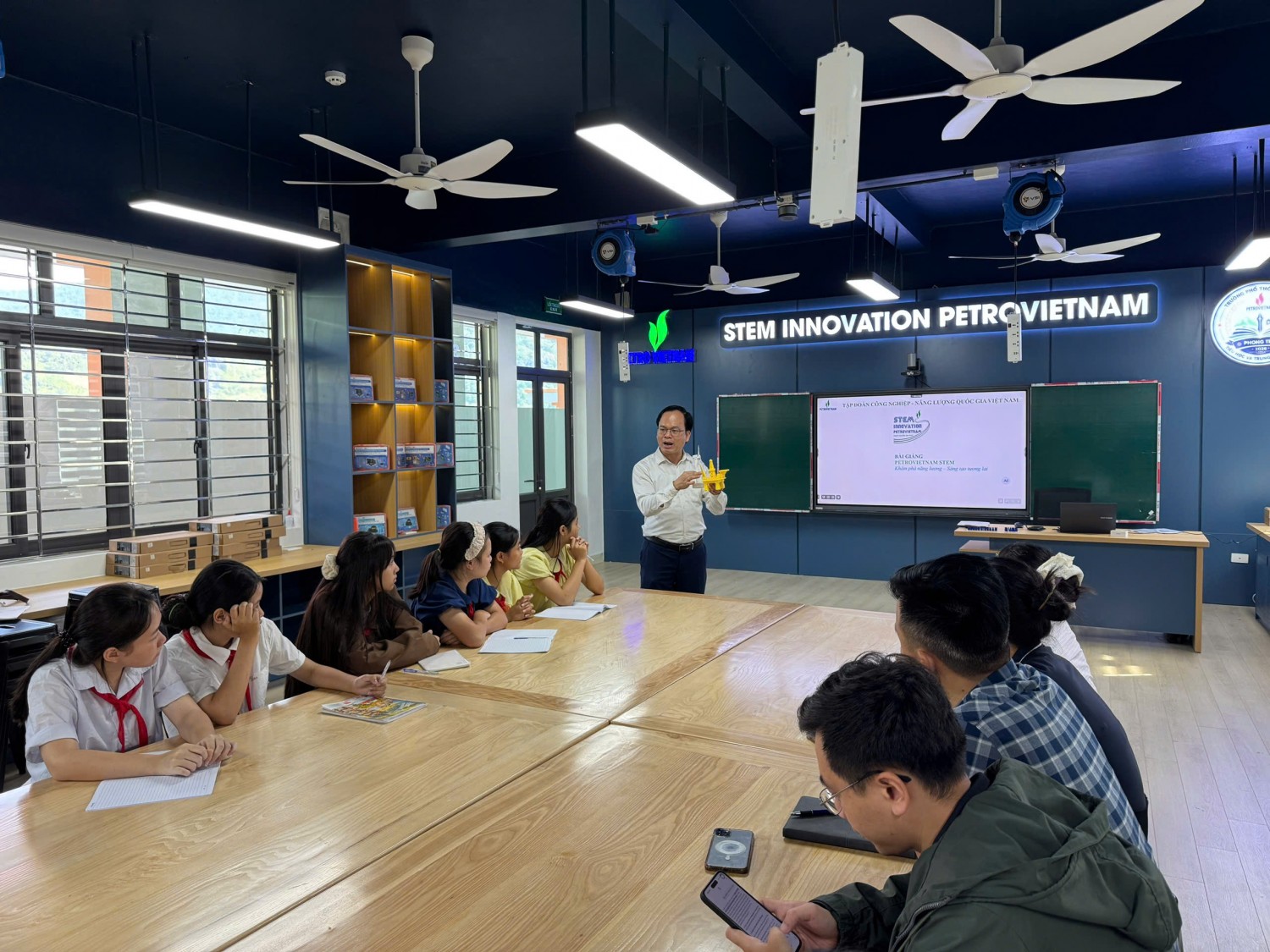 Khơi dậy ước mơ sáng tạo cho học sinh vùng biên từ phòng STEM tại Trường PETROVIETNAM - Phong Thổ