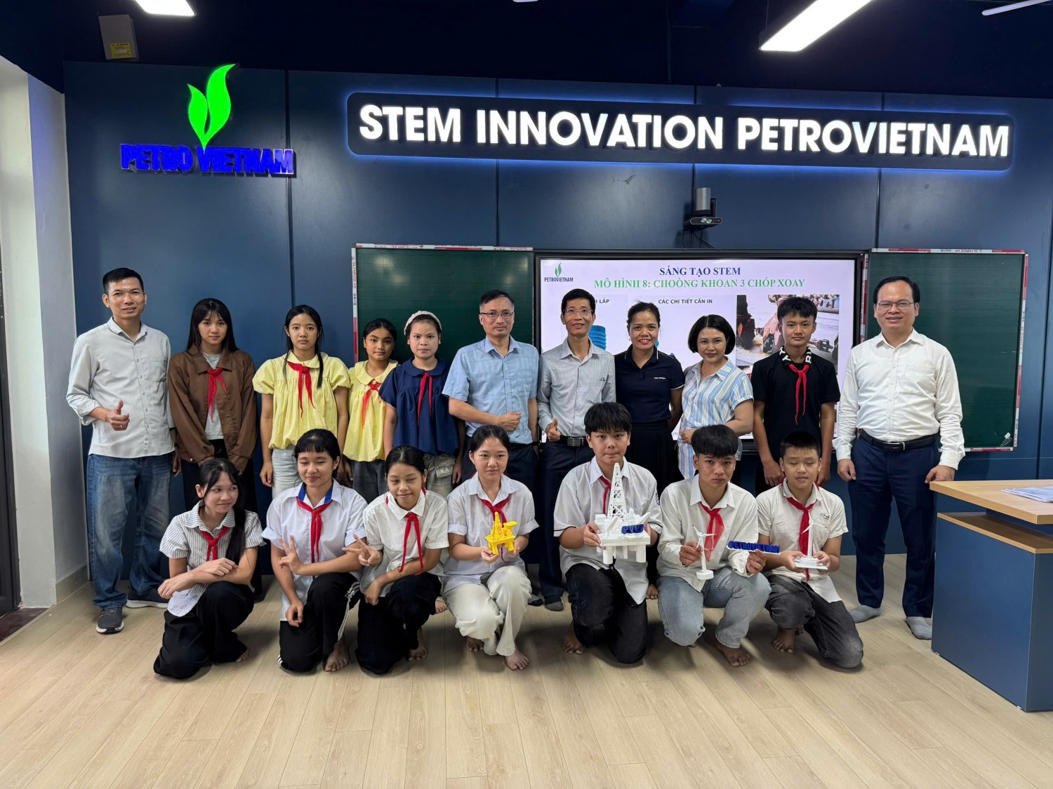 Khơi dậy ước mơ sáng tạo cho học sinh vùng biên từ phòng STEM tại Trường PETROVIETNAM - Phong Thổ