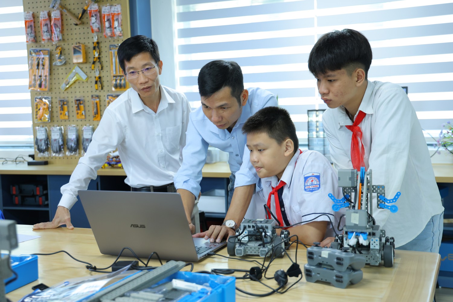 Khánh thành phòng thực hành giáo dục STEM tại trường PETROVIETNAM - Phong Thổ
