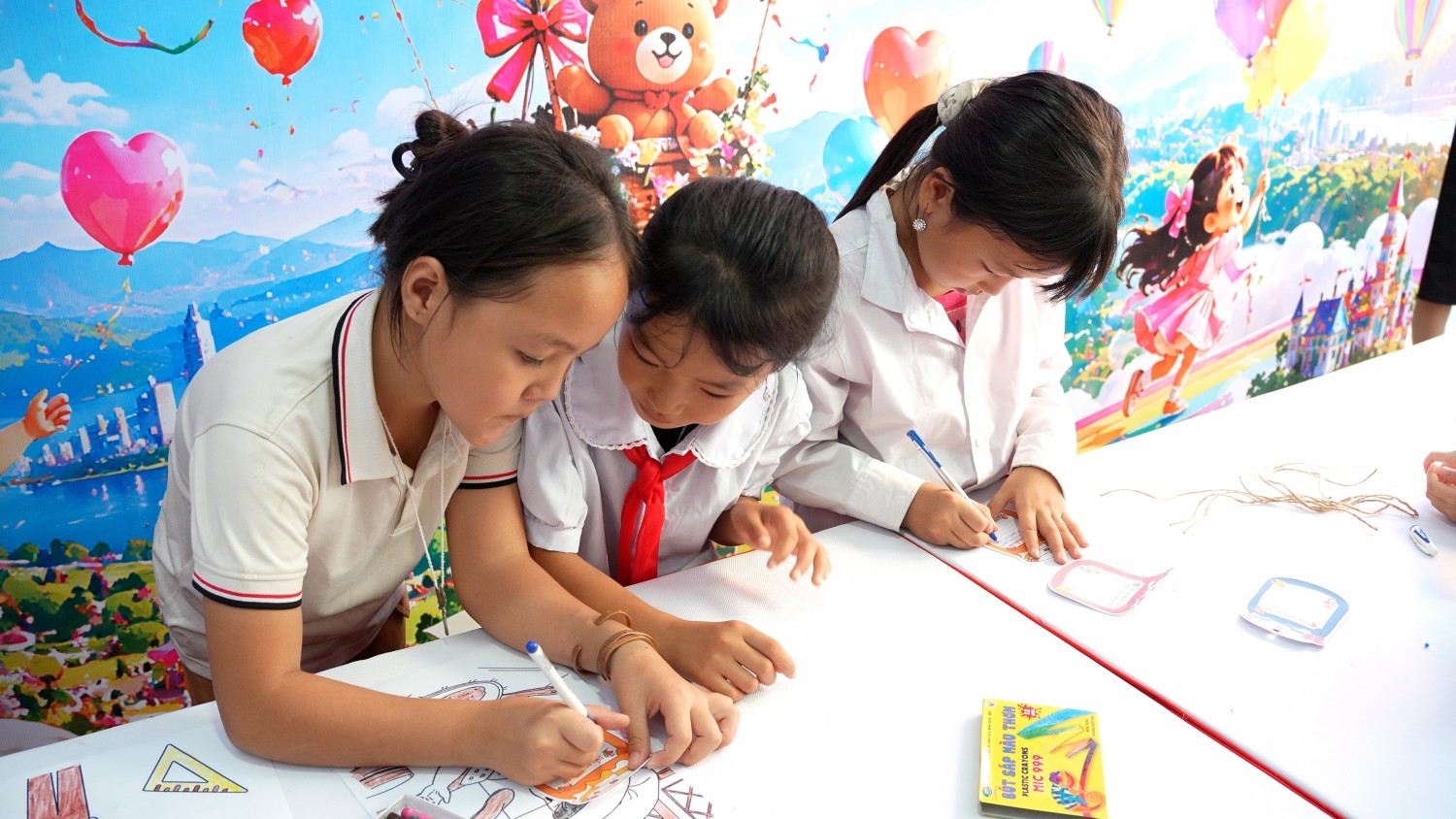 [Chùm ảnh] 1.050 học sinh vùng biên rộn ràng khám phá 6 gian hàng trải nghiệm