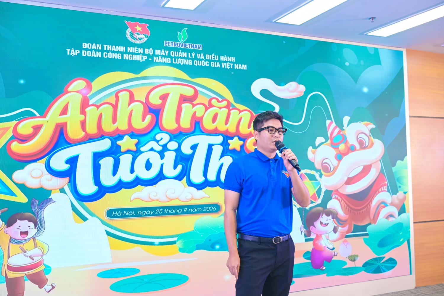 Đoàn Thanh niên BMQL&ĐH PETROVIETNAM mang “Ánh trăng tuổi thơ” đến với các em nhỏ