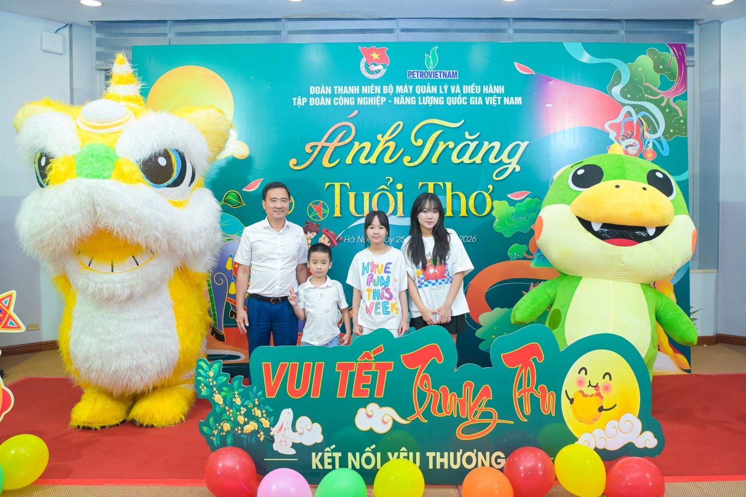 Đoàn Thanh niên BMQL&ĐH PETROVIETNAM mang “Ánh trăng tuổi thơ” đến với các em nhỏ