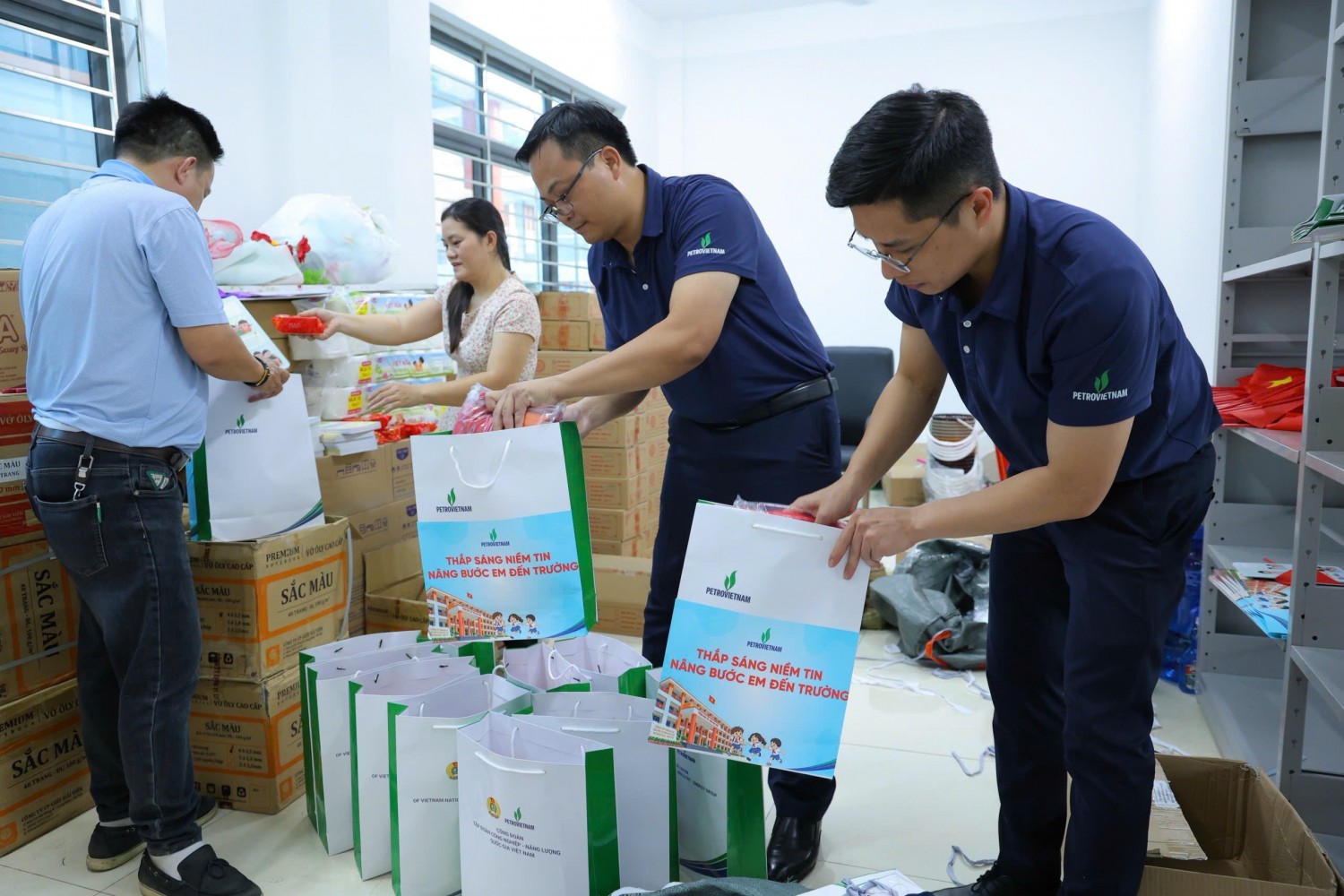 Chương trình “Thắp sắng niềm tin - Nâng bước em đến trường” truyền cảm hứng cho người lao động PETROVIETNAM