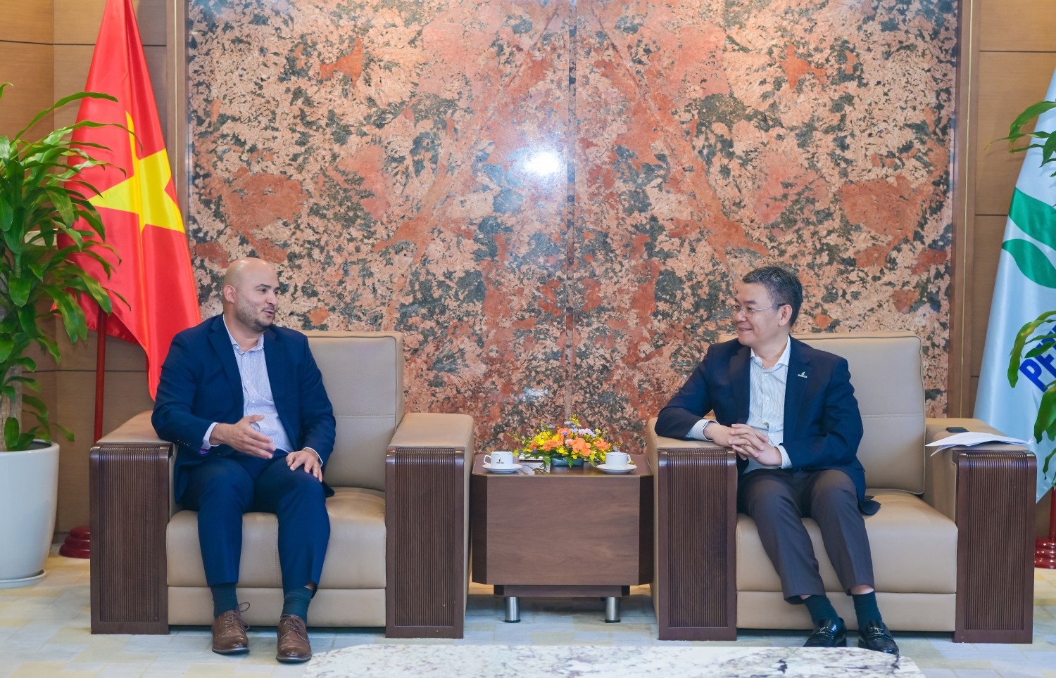 Tổng Giám đốc PETROVIETNAM Lê Mạnh Cường trao đổi với ông Francisco R. Garcia