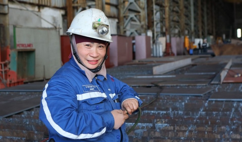 Những “bóng hồng" trên công trường đóng tàu Dung Quất