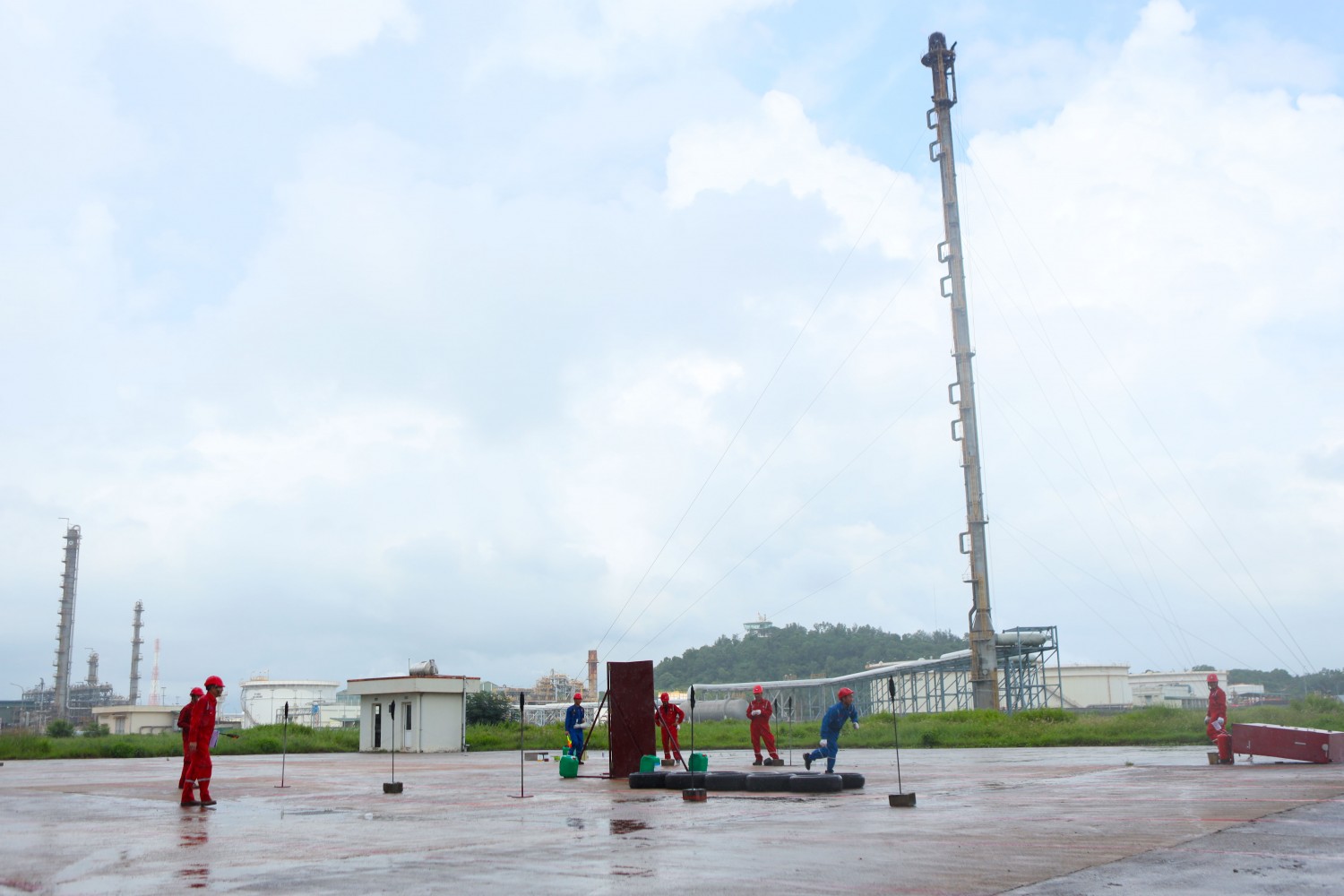 Sau khi kết thúc phần tranh tài của 18 thí sinh ở hạng mục cá nhân, 5 đội thi đấu cũng thực hiện tranh tài ở hạng mục thi đồng đội. Theo đó, người đầu tiên sẽ cầm cở, thực hiện phần thi phá khoá, cứu người gặp nạn và truyền cờ cho đồng đội ở hạng mục thi 