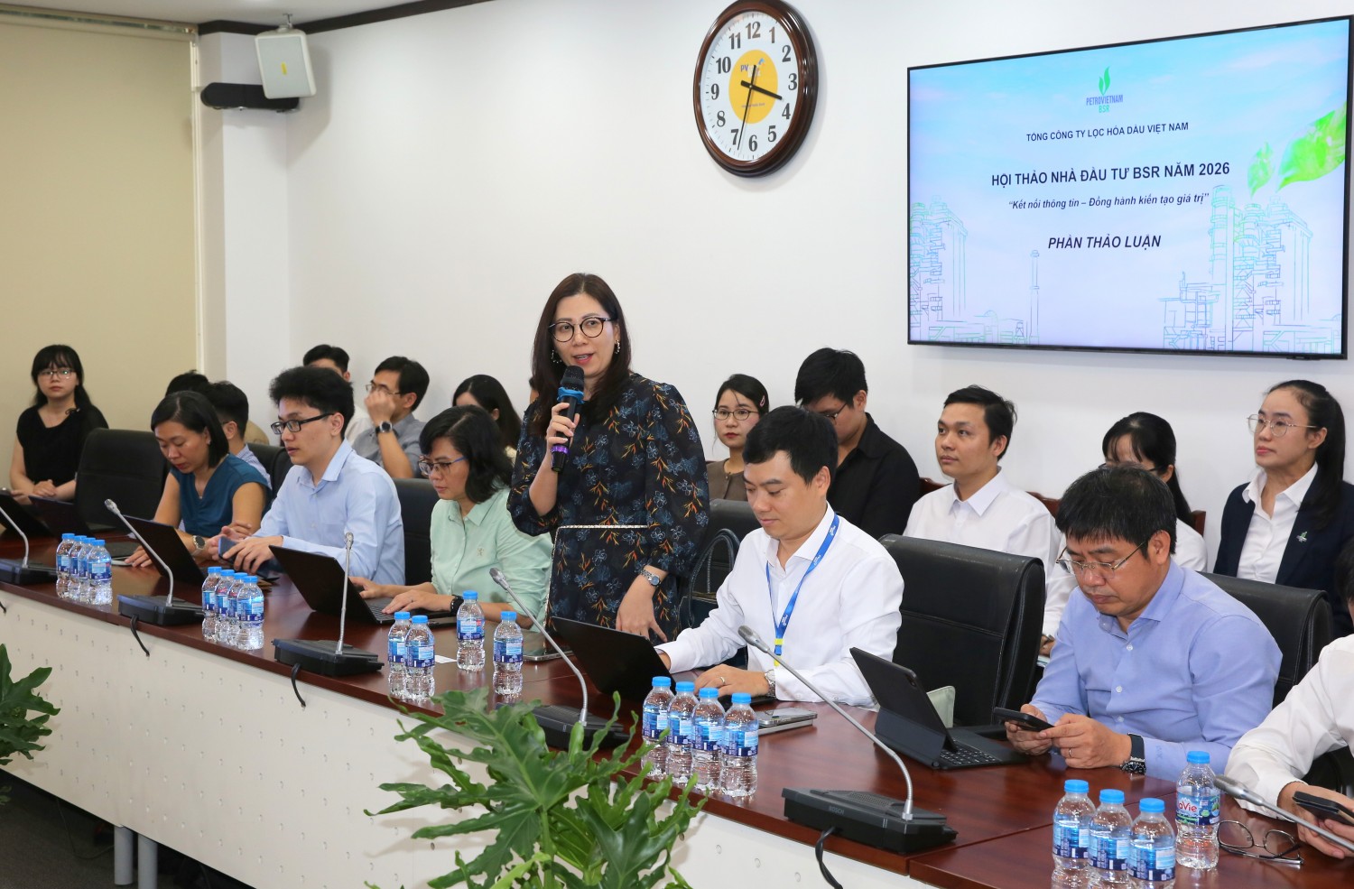 Nhà đầu tư đặt câu hỏi với đại diện BSR tại hội thảo.