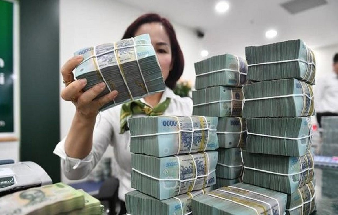 Tin tức nổi bật ngày 16/10: Người dân gửi hơn 11,43 triệu tỷ đồng vào ngân hàng