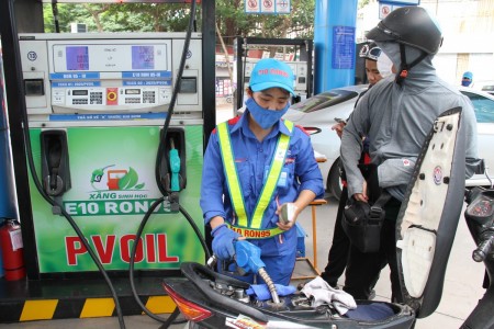 Xăng E10 giảm hơn 1.800 đồng/lít