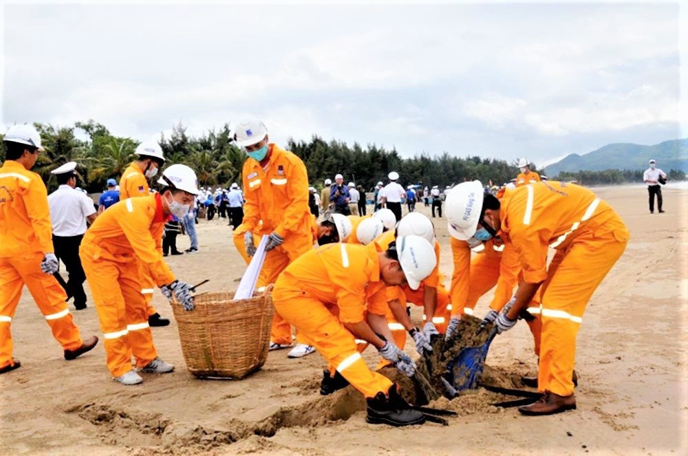 Petrovietnam: Bảo vệ môi trường gắn với văn hóa dầu khí được quán triệt sâu sắc doan-thanh-nien-pv-gas-tham-gia-nhat-rac-tai-bai-bien-cang-ca-phuoc-hung-long-dien-tinh-ba-ria-vung-tau..jpg