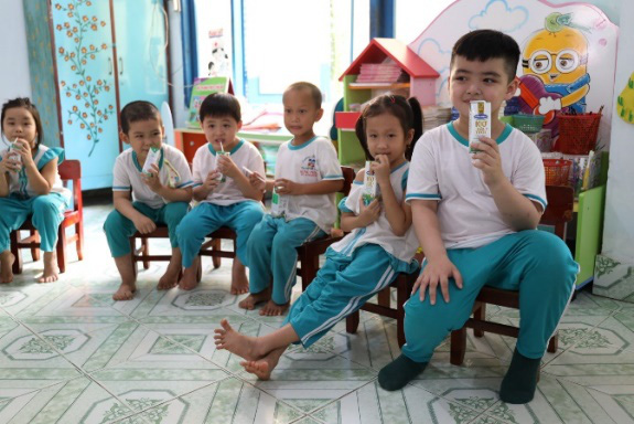 4 năm triển khai, sữa học đường tỉnh Bến Tre “được lòng” cả thầy trò, phụ huynh - Ảnh 1.