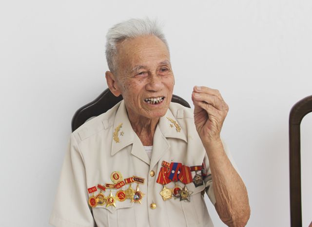 “Nhờ anh nói với cha mẹ em ở nhà: Em đã chiến đấu và hi sinh ở Điện Biên!” nho anh noi voi cha me em o nha em da chien dau va hi sinh o dien bien